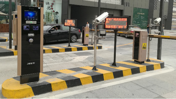 車(chē)牌識(shí)別系統(tǒng)公司談如何解決停車(chē)難擁堵問(wèn)題